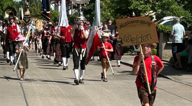 Feuerwehr-Umzug bei sommerlichen Temperaturen in Horgau